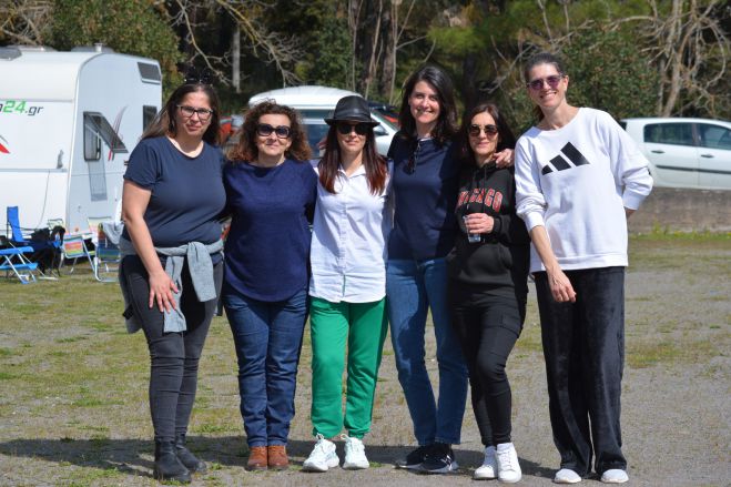 &Delta;ά&rho;&alpha; | &Kappa;&alpha;&theta;&alpha;&rho;ά &Delta;&epsilon;&upsilon;&tau;έ&rho;&alpha; &mu;&epsilon; &gamma;έ&lambda;&iota;&alpha;, &phi;&omega;&nu;έ&sigmaf;, &chi;&rho;ώ&mu;&alpha;&tau;&alpha; &kappa;&alpha;&iota; &pi;&omicron;&lambda;&lambda;&omicron;ύ&sigmaf; &chi;&alpha;&rho;&tau;&alpha;&epsilon;&tau;&omicron;ύ&sigmaf; (&epsilon;&iota;&kappa;ό&nu;&epsilon;&sigmaf;)