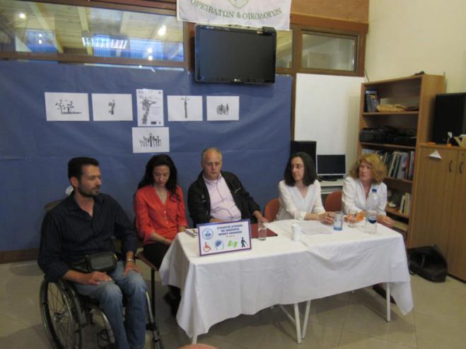 &Tau;&omicron; &beta;&iota;&beta;&lambda;ί&omicron; &laquo;&Omicron; &Phi;ύ&lambda;&lambda;&omicron;&sigmaf;&raquo; &pi;&alpha;&rho;&omicron;&upsilon;&sigma;&iota;ά&sigma;&tau;&eta;&kappa;&epsilon; &sigma;&tau;&eta;&nu; &Tau;&rho;ί&pi;&omicron;&lambda;&eta; (&epsilon;&iota;&kappa;ό&nu;&epsilon;&sigmaf;)