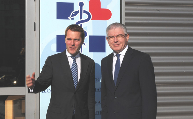 &Tau;&iota; &sigma;&upsilon;&zeta;ή&tau;&eta;&sigma;&epsilon; &omicron; &Alpha;&nu;&delta;&rho;έ&alpha;&sigmaf; &Lambda;&upsilon;&kappa;&omicron;&upsilon;&rho;έ&nu;&tau;&zeta;&omicron;&sigmaf; &mu;&epsilon; &tau;&omicron;&nu; &Gamma;&epsilon;&rho;&mu;&alpha;&nu;ό &Upsilon;&pi;&omicron;&upsilon;&rho;&gamma;ό &Upsilon;&gamma;&epsilon;ί&alpha;&sigmaf; (&epsilon;&iota;&kappa;ό&nu;&epsilon;&sigmaf;)