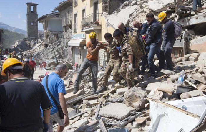 Σοκ: Στους 247 οι νεκροί από τον σεισμό στην Ιταλία (vd)