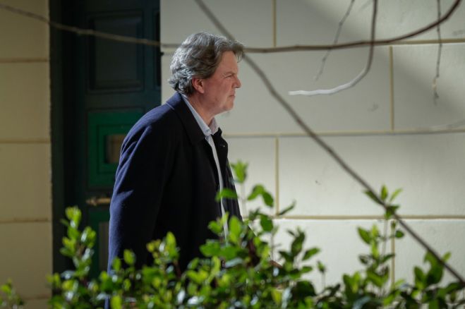 &quot;Μπορεί η ερωτική επιθυμία για ένα δεκαπεντάχρονο να θεωρηθεί παιδεραστία;&quot; | Σάλος και αντιδράσεις για άρθρο στην &quot;Καθημερινή&quot;