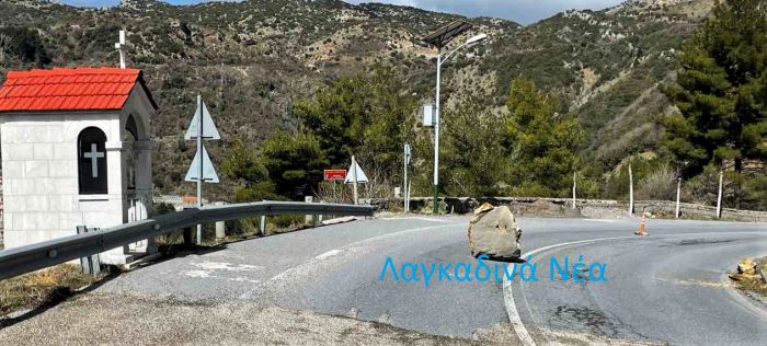 Τεράστιος βράχος έπεσε μετά τα Λαγκάδια | Λίγο πριν είχε περάσει σχολικό λεωφορείο με μαθητές από την Βυτίνα