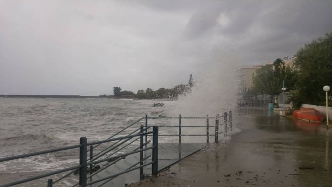 Πολύ μεγάλα κύματα στην Καλαμάτα | Η θάλασσα βγήκε στη Ναυαρίνου! (vd)