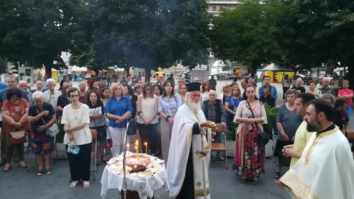 &Tau;&rho;ί&pi;&omicron;&lambda;&eta; | &Eta; &gamma;&iota;&omicron;&rho;&tau;ή &tau;&eta;&sigmaf; &Omicron;&sigma;ί&alpha;&sigmaf; &Mu;&alpha;&kappa;&rho;ί&nu;&alpha;&sigmaf; (&epsilon;&iota;&kappa;ό&nu;&epsilon;&sigmaf;)
