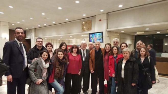 &Omicron; &Delta;&eta;&mu;ή&tau;&rho;&eta;&sigmaf; &Pi;&alpha;&upsilon;&lambda;ή&sigmaf; &sigma;&tau;&eta;&nu; &pi;&alpha;&rho;&alpha;́&sigma;&tau;&alpha;&sigma;&eta; &ldquo;&Omicron;&Lambda;&Eta; &Eta; &Epsilon;&Lambda;&Lambda;&Alpha;&Delta;&Alpha; &Gamma;&Iota;&Alpha; &Tau;&Omicron; &Mu;&Iota;&Kappa;&Eta;&rdquo; &mu;&epsilon; &tau;&eta;&nu; &Chi;&omicron;&rho;&omega;&delta;&iota;́&alpha; &ldquo;&Omicron;&rho;&phi;έ&alpha;&sigmaf;&rdquo; (&epsilon;&iota;&kappa;ό&nu;&epsilon;&sigmaf;)