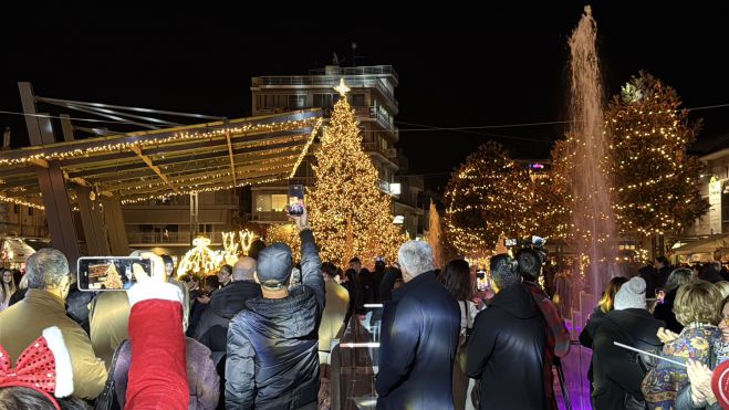Λαμπερή γιορτή στην πλατεία Πετρινού – Η Τρίπολη άναψε το χριστουγεννιάτικο δέντρο της (εικόνες - βίντεο)
