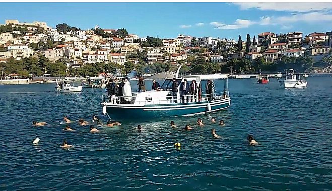 Ο Αγιασμός των Υδάτων στο Παράλιο Άστρος! (εικόνες - βίντεο)
