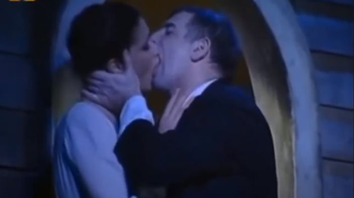 Άννα Μαρία Παπαχαραλάμπους | Τα ανάρμοστα «φιλιά» του Πέτρου Φιλιππίδη πάνω στη σκηνή (vd)