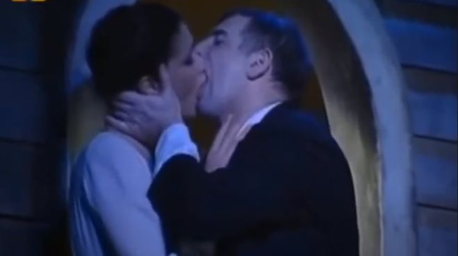 Ά&nu;&nu;&alpha; &Mu;&alpha;&rho;ί&alpha; &Pi;&alpha;&pi;&alpha;&chi;&alpha;&rho;&alpha;&lambda;ά&mu;&pi;&omicron;&upsilon;&sigmaf; | &Tau;&alpha; &alpha;&nu;ά&rho;&mu;&omicron;&sigma;&tau;&alpha; &laquo;&phi;&iota;&lambda;&iota;ά&raquo; &tau;&omicron;&upsilon; &Pi;έ&tau;&rho;&omicron;&upsilon; &Phi;&iota;&lambda;&iota;&pi;&pi;ί&delta;&eta; &pi;ά&nu;&omega; &sigma;&tau;&eta; &sigma;&kappa;&eta;&nu;ή (vd)