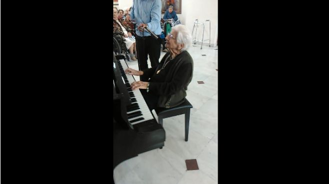 Η 103χρονη γιαγιά Ευριδίκη που παίζει πιάνο και κερδίζει το χειροκρότημα! (vd)
