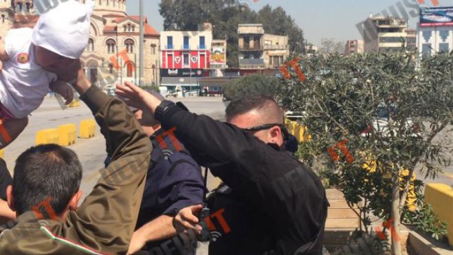 Πρόσφυγες: Σκηνές απόλυτου χάους στο λιμάνι του Πειραιά (vd)