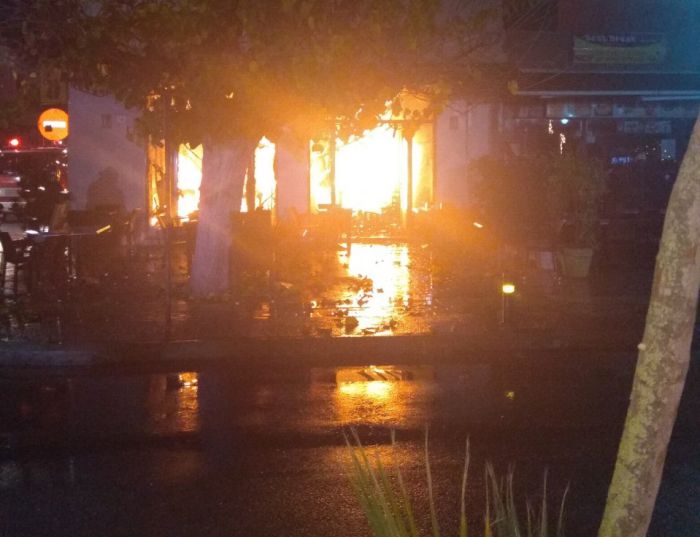 Φωτιά έκαψε ολοσχερώς ένα καφενείο στην Ηλεία! (vd)