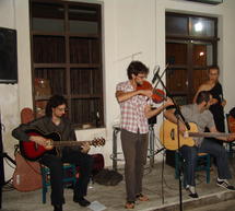 &Alpha;&tau;&mu;ό&sigma;&phi;&alpha;&iota;&rho;&alpha; jazz &kappa;&alpha;&iota; &mu;&epsilon;&lambda;&iota;&tau;&zeta;&alpha;&nu;&omicron;&gamma;&epsilon;ύ&sigma;&epsilon;&iota;&sigmaf; &sigma;&tau;&alpha; &sigma;&omicron;&kappa;ά&kappa;&iota;&alpha; &tau;&omicron;&upsilon; &Lambda;&epsilon;&omega;&nu;&iota;&delta;ί&omicron;&upsilon; (video)!