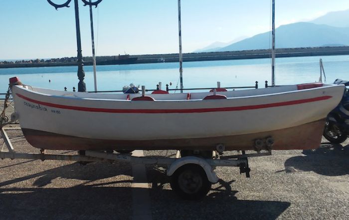 Χριστουγεννιάτικη … βάρκα και φέτος στο Παράλιο Αστρος