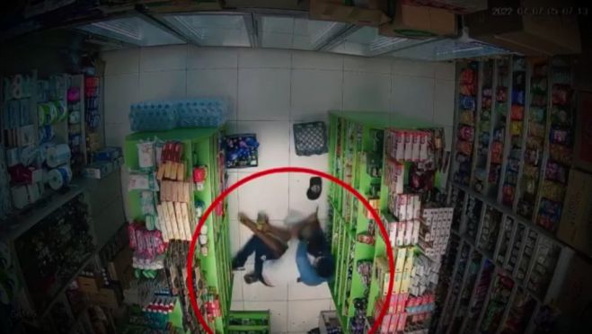 Αδίστακτος ληστής απείλησε με μαχαίρι υπάλληλο μίνι μάρκετ (vd)