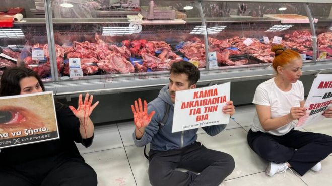 «Εισβολή» vegan σε σούπερ μάρκετ του Πειραιά: «Να σταματήσει η σφαγή του Πάσχα»
