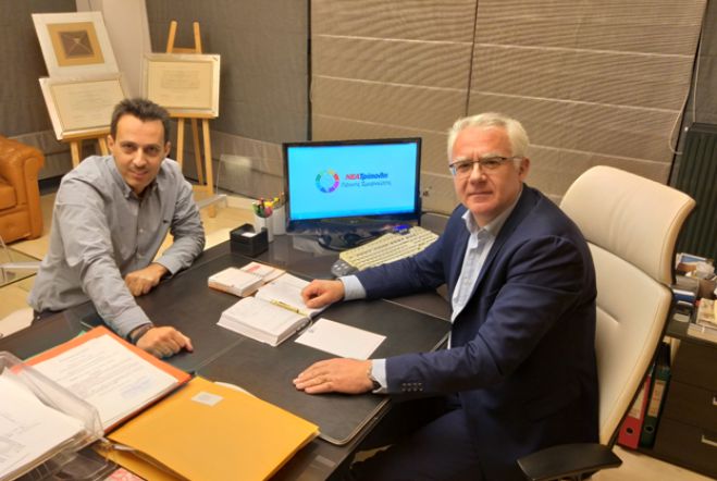 &Sigma;&tau;&eta; "&Nu;έ&alpha; &Tau;&rho;ί&pi;&omicron;&lambda;&eta;" &omicron; &omicron;&iota;&kappa;&omicron;&nu;&omicron;&mu;&omicron;&lambda;ό&gamma;&omicron;&sigmaf; &Mu;ά&kappa;&eta;&sigmaf; &Mu;&pi;&omicron;&upsilon;&rho;&tau;&sigma;&omicron;&upsilon;&kappa;&lambda;ή&sigmaf;