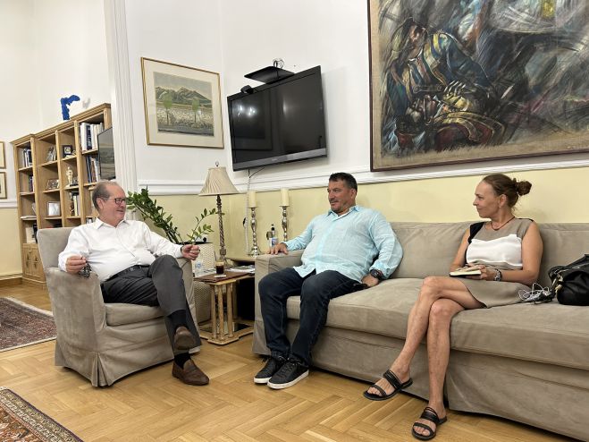 &Sigma;&tau;&eta;&nu; &Tau;&rho;ί&pi;&omicron;&lambda;&eta; &omicron; &Pi;ύ&rho;&rho;&omicron;&sigmaf; &Delta;ή&mu;&alpha;&sigmaf;! (&epsilon;&iota;&kappa;ό&nu;&epsilon;&sigmaf;)