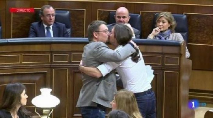 Με φιλί στο στόμα ευχαρίστησε βουλευτή του ο Ιγκλέσιας των Podemos (vd)