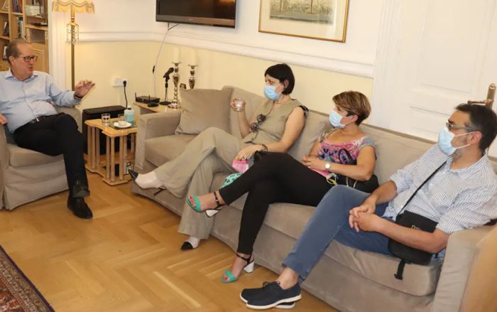 &Epsilon;&kappa;&pi;&rho;ό&sigma;&omega;&pi;&omicron;&iota; &tau;&omega;&nu; &omicron;&delta;&omicron;&nu;&tau;&iota;ά&tau;&rho;&omega;&nu; &epsilon;&pi;&iota;&sigma;&kappa;έ&phi;&theta;&eta;&kappa;&alpha;&nu; &tau;&omicron;&nu; &pi;&epsilon;&rho;&iota;&phi;&epsilon;&rho;&epsilon;&iota;ά&rho;&chi;&eta; &Pi;. &Nu;ί&kappa;&alpha;