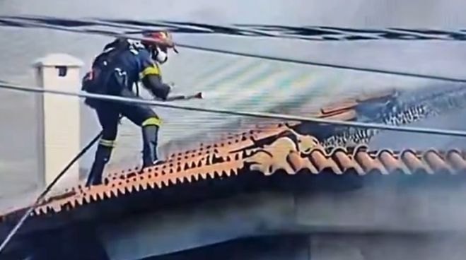 Η συγκλονιστική στιγμή που πυροσβέστης ανεβαίνει σε σκεπή φλεγόμενου σπιτιού στην Παλαιά Φώκαια (vd)