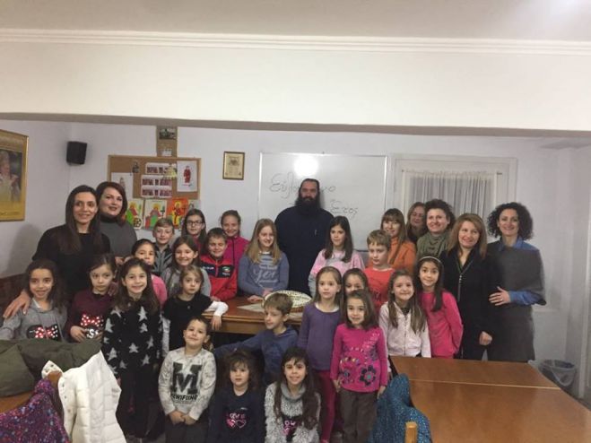Ο π. Ιωάννης Σουρλίγγας ευλόγησε την Βασιλόπιτα του Κατηχητικού Σχολείου (εικόνες)