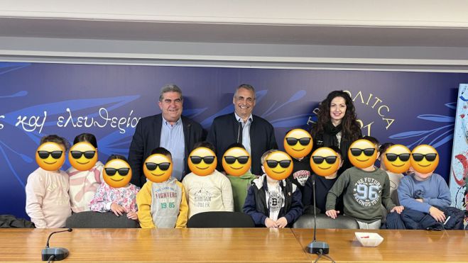 Μαθητές του 3ου Δημοτικού Σχολείου στον Δήμαρχο Τρίπολης για το “δέντρο της τάξης τους” (εικόνες)