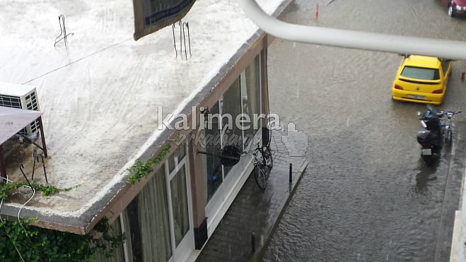 &Pi;&lambda;&eta;&mu;&mu;ύ&rho;&iota;&sigma;&alpha;&nu; &delta;&rho;ό&mu;&omicron;&iota; &sigma;&tau;&omicron; &kappa;έ&nu;&tau;&rho;&omicron; &tau;&eta;&sigmaf; &Tau;&rho;ί&pi;&omicron;&lambda;&eta;&sigmaf; (&epsilon;&iota;&kappa;ό&nu;&epsilon;&sigmaf;)