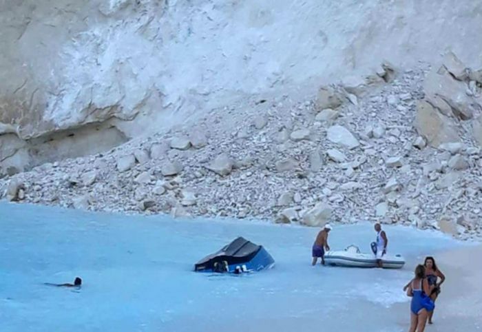 Η στιγμή που έπεσε ο βράχος στο &quot;Ναυάγιο Ζακύνθου&quot; (vd)