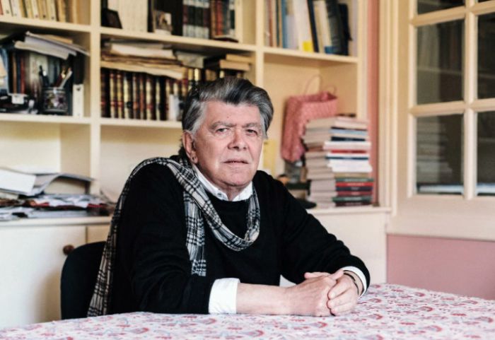&Pi;έ&theta;&alpha;&nu;&epsilon; &omicron; &Delta;ή&mu;&omicron;&sigmaf; &Mu;&omicron;ύ&tau;&sigma;&eta;&sigmaf;