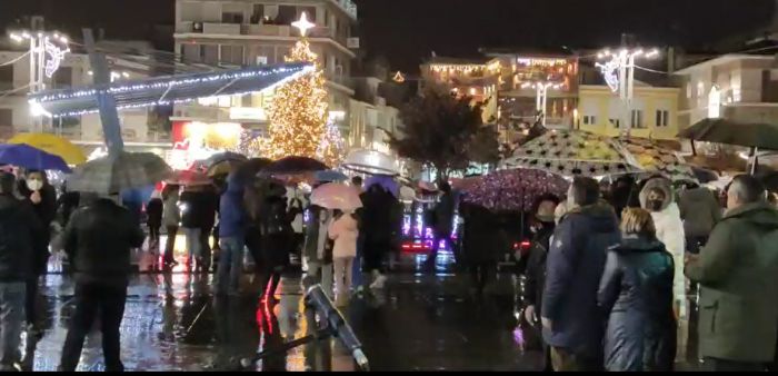 &Phi;&omega;&tau;ί&sigma;&tau;&eta;&kappa;&epsilon; &tau;&omicron; &Chi;&rho;&iota;&sigma;&tau;&omicron;&upsilon;&gamma;&epsilon;&nu;&nu;&iota;ά&tau;&iota;&kappa;&omicron; &delta;έ&nu;&delta;&rho;&omicron; &sigma;&tau;&eta;&nu; &Tau;&rho;ί&pi;&omicron;&lambda;&eta;! (vd)