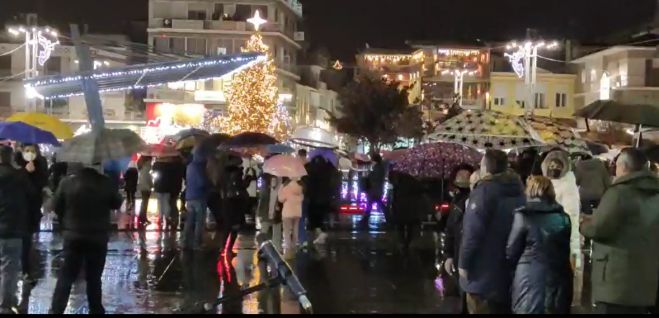 &Phi;&omega;&tau;ί&sigma;&tau;&eta;&kappa;&epsilon; &tau;&omicron; &Chi;&rho;&iota;&sigma;&tau;&omicron;&upsilon;&gamma;&epsilon;&nu;&nu;&iota;ά&tau;&iota;&kappa;&omicron; &delta;έ&nu;&delta;&rho;&omicron; &sigma;&tau;&eta;&nu; &Tau;&rho;ί&pi;&omicron;&lambda;&eta;! (vd)