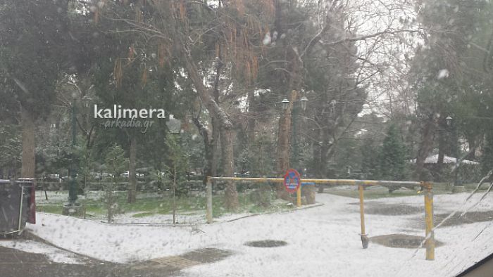 Παραμονή πρωτοχρονιάς με χιόνια στην Τρίπολη! (vd)