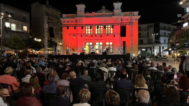 &Tau;&omicron; &Phi;&epsilon;&sigma;&tau;&iota;&beta;ά&lambda; &Alpha;&sigma;έ&alpha;&sigmaf; ή&rho;&theta;&epsilon; &sigma;&tau;&eta;&nu; &Tau;&rho;ί&pi;&omicron;&lambda;&eta; &mu;&epsilon; &mu;&iota;&alpha; &mu;&omicron;&nu;&alpha;&delta;&iota;&kappa;ή &sigma;&upsilon;&nu;&alpha;&upsilon;&lambda;ί&alpha;! (&epsilon;&iota;&kappa;ό&nu;&epsilon;&sigmaf; - &beta;ί&nu;&tau;&epsilon;&omicron;)