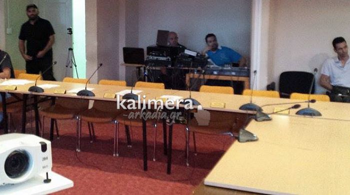 &Gamma;&iota;&alpha;&tau;ί &delta;&epsilon;&nu; &pi;ή&gamma;&epsilon; &eta; &laquo;&pi;&alpha;&rho;ά&tau;&alpha;&xi;&eta; &Sigma;&mu;&upsilon;&rho;&nu;&iota;ώ&tau;&eta;&raquo; &sigma;&tau;&omicron; &Delta;&eta;&mu;&omicron;&tau;&iota;&kappa;ό &Sigma;&upsilon;&mu;&beta;&omicron;ύ&lambda;&iota;&omicron;