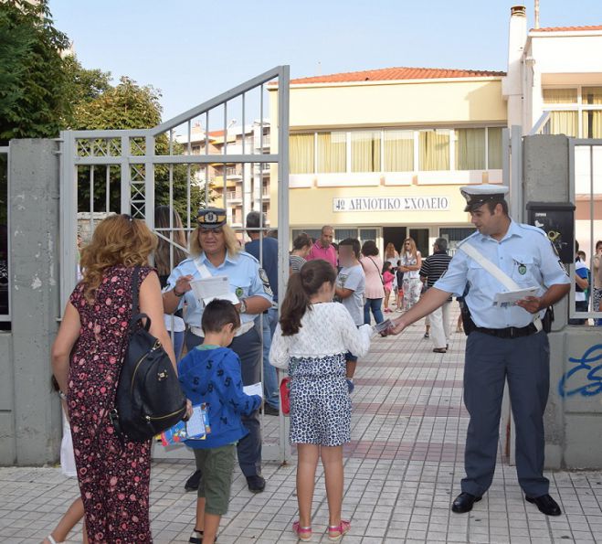 Φυλλάδια μοίρασε η Τροχαία έξω από το 4ο Δημοτικό Σχολείο Τρίπολης