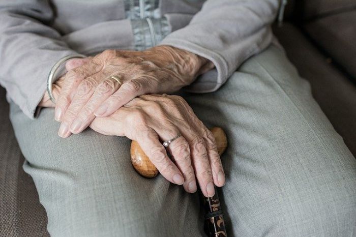 Είσαι σε σπίτι με ηλικιωμένο; Οι αυστηρές οδηγίες που δίνει ο Τσιόδρας για να μην «κολλήσουν» όλοι τον ιό!