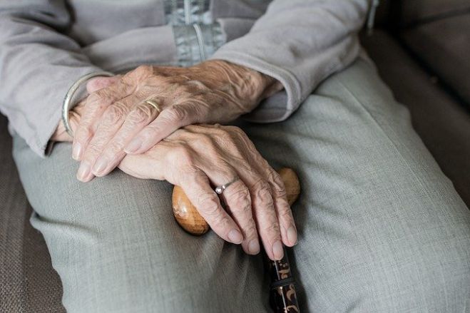 Είσαι σε σπίτι με ηλικιωμένο; Οι αυστηρές οδηγίες που δίνει ο Τσιόδρας για να μην «κολλήσουν» όλοι τον ιό!