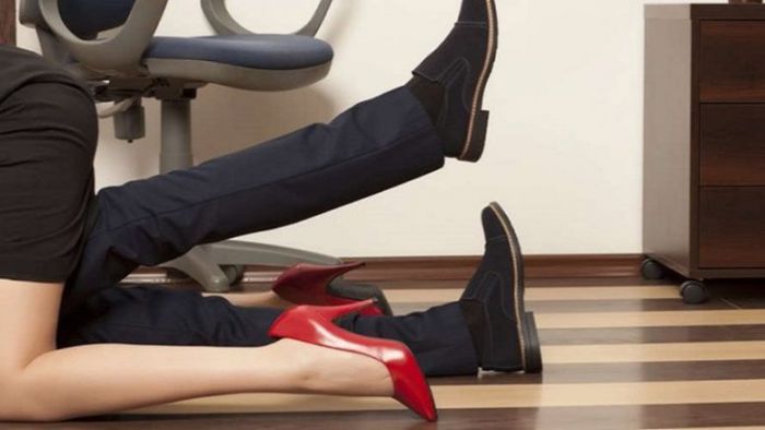 &Pi;&omicron;&lambda;&iota;&tau;&iota;&kappa;&omicron;ί, &gamma;&iota;&alpha;&tau;&rho;&omicron;ί &kappa;&alpha;&iota; &delta;&iota;&kappa;&eta;&gamma;ό&rho;&omicron;&iota; &tau;&alpha; &pi;&iota;&omicron; ... &laquo;ά&pi;&iota;&sigma;&tau;&alpha;&raquo; &epsilon;&pi;&alpha;&gamma;&gamma;έ&lambda;&mu;&alpha;&tau;&alpha; &sigma;&tau;&eta;&nu; &Epsilon;&lambda;&lambda;ά&delta;&alpha;!