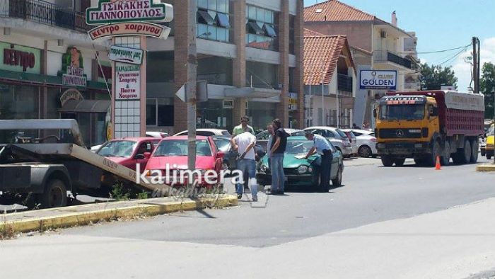 Τροχαίο το μεσημέρι στην «Αλεξάνδρου Σούτσου» (εικόνες)