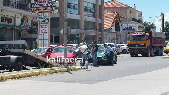 Τροχαίο το μεσημέρι στην «Αλεξάνδρου Σούτσου» (εικόνες)