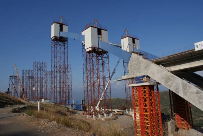 Προχωράει η κατασκευή της τοξωτής γέφυρας στο δρόμο Τρίπολης - Καλαμάτας