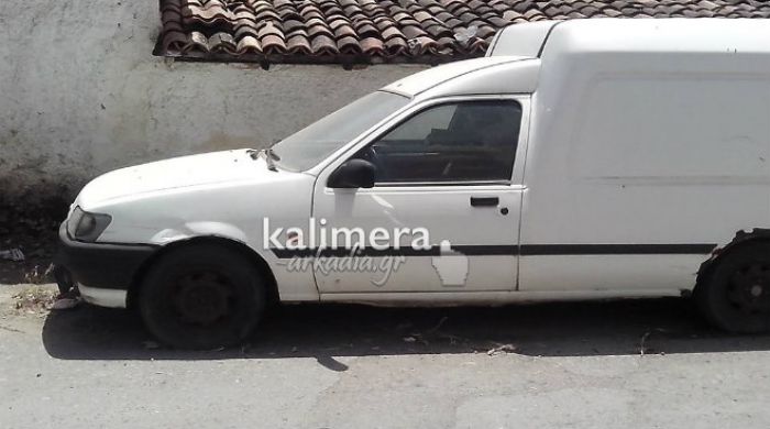 Παρατημένα αυτοκίνητα για χρόνια σε δρόμους της Τρίπολης…