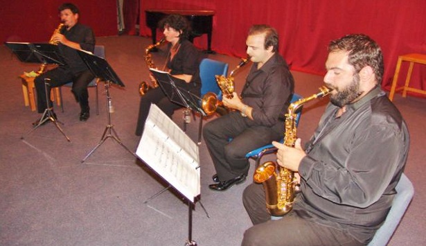 &Mu;&omicron;&upsilon;&sigma;&iota;&kappa;ή &beta;&rho;ά&delta;&iota;&alpha; &mu;&epsilon; &sigma;&alpha;&xi;ό&phi;&omega;&nu;&alpha; &sigma;&tau;&omicron; &Pi;&nu;&epsilon;&upsilon;&mu;&alpha;&tau;&iota;&kappa;ό &Kappa;έ&nu;&tau;&rho;&omicron; &tau;&eta;&sigmaf; &Tau;&rho;ί&pi;&omicron;&lambda;&eta;&sigmaf; (&epsilon;&iota;&kappa;ό&nu;&epsilon;&sigmaf; &kappa;&alpha;&iota; &beta;ί&nu;&tau;&epsilon;&omicron;)