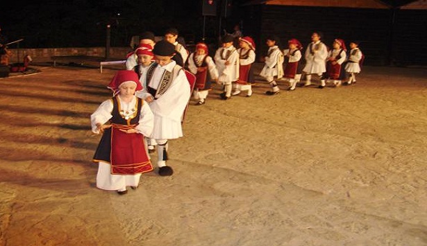 Εντυπωσιακή μουσικοχορευτική παράσταση από το Λύκειο Ελληνίδων στο θεατράκι του άλσους (εικόνες και βίντεο)
