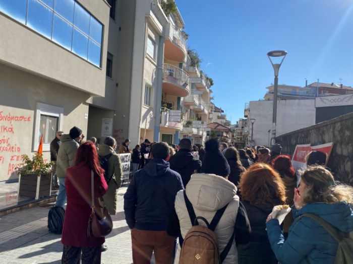 "&Theta;έ&lambda;&omicron;&upsilon;&nu; &nu;&alpha; &phi;&iota;&mu;ώ&sigma;&omicron;&upsilon;&nu; &tau;&omicron;&upsilon;&sigmaf; &epsilon;&kappa;&pi;&alpha;&iota;&delta;&epsilon;&upsilon;&tau;&iota;&kappa;&omicron;ύ&sigmaf;" | &Nu;έ&alpha; &pi;&alpha;&rho;ά&sigma;&tau;&alpha;&sigma;&eta; &delta;&iota;&alpha;&mu;&alpha;&rho;&tau;&upsilon;&rho;ί&alpha;&sigmaf; &gamma;&iota;&alpha; &tau;&iota;&sigmaf; &delta;&iota;ώ&xi;&epsilon;&iota;&sigmaf; &sigma;&tau;&eta;&nu; &Tau;&rho;ί&pi;&omicron;&lambda;&eta; (&epsilon;&iota;&kappa;ό&nu;&epsilon;&sigmaf;)