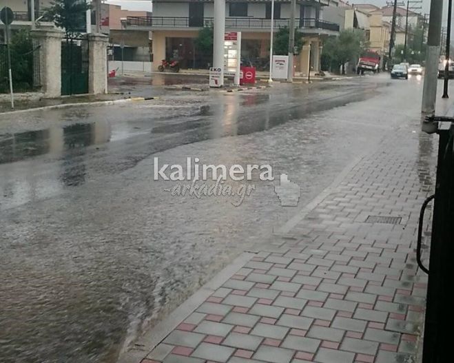 Πλημμύρες στην Μεγαλόπολη – Οι δρόμοι έχουν μετατραπεί σε … ποτάμια! (εικόνες)