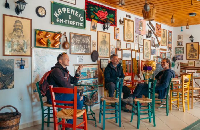 Ένα καφενείο όπου φτιάχνετε μόνοι σας τον καφέ σας στην Ορεινή Αρκαδία - Βγαλμένο από ελληνική ταινία