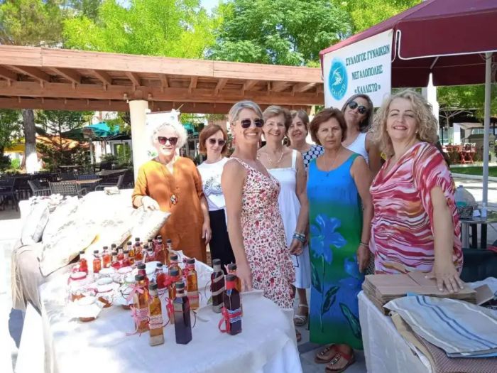 &Alpha;&upsilon;&gamma;&omicron;&upsilon;&sigma;&tau;&iota;ά&tau;&iota;&kappa;&omicron; bazaar &alpha;&pi;ό &tau;&iota;&sigmaf; &gamma;&upsilon;&nu;&alpha;ί&kappa;&epsilon;&sigmaf; &tau;&eta;&sigmaf; &Mu;&epsilon;&gamma;&alpha;&lambda;ό&pi;&omicron;&lambda;&eta;&sigmaf;! (&epsilon;&iota;&kappa;ό&nu;&epsilon;&sigmaf;)