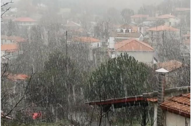 Πρωινό με χιονόπτωση στο Δρακοβούνι Γορτυνίας! (vd)